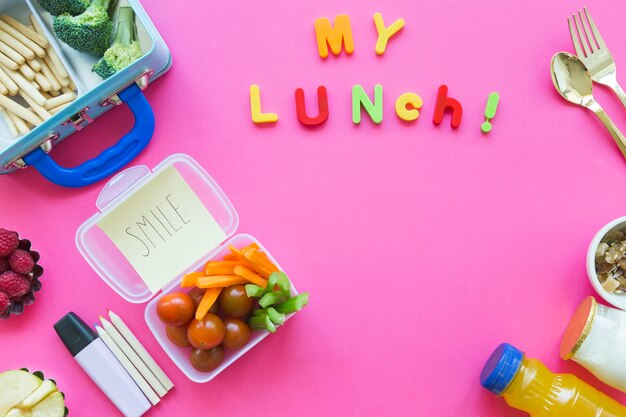 Escritura colorida cerca de la comida del almuerzo