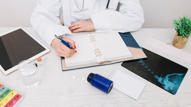 Escritura del doctor de la cosecha en cuaderno