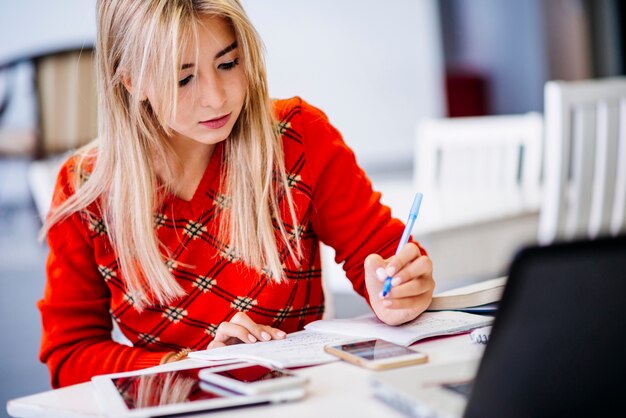 Escritura femenina joven en el cuaderno