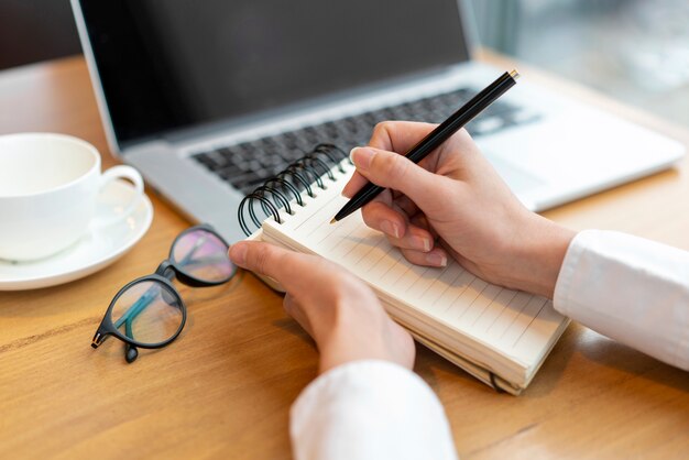 Escritura femenina moderna en el bloc de notas