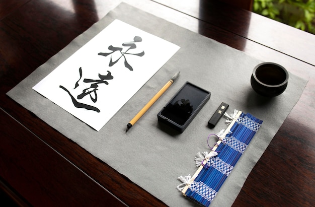 Escritura japonesa en papel y arreglo de herramientas.
