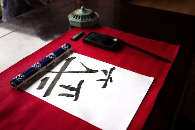 Escritura japonesa en papel y arreglo de herramientas.