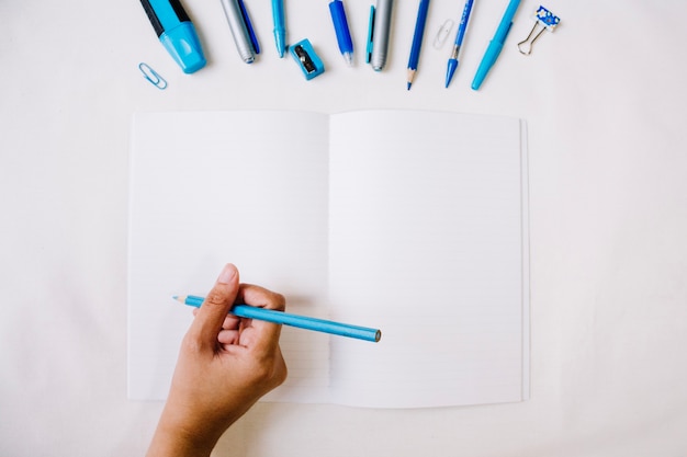 Escritura de la mano de cultivo en el cuaderno