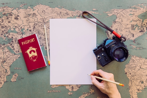 Escritura de la mano de cultivo en papel en el mapa