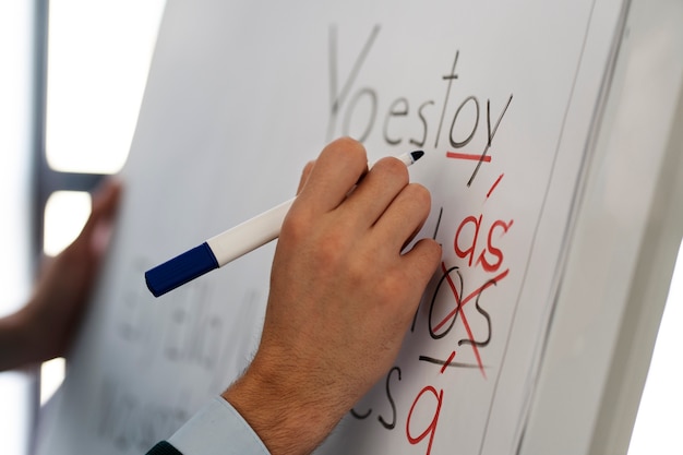 Foto gratuita escritura a mano de vista lateral a bordo