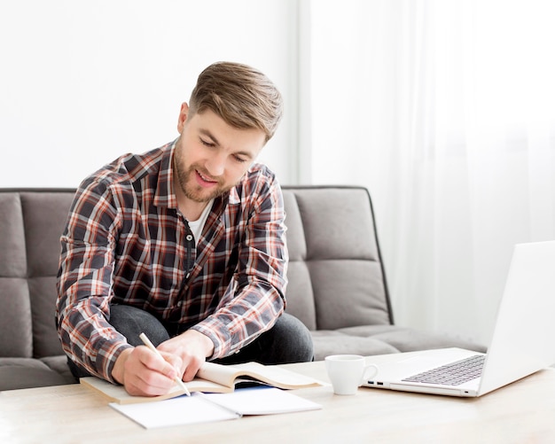 Escritura masculina sonriente