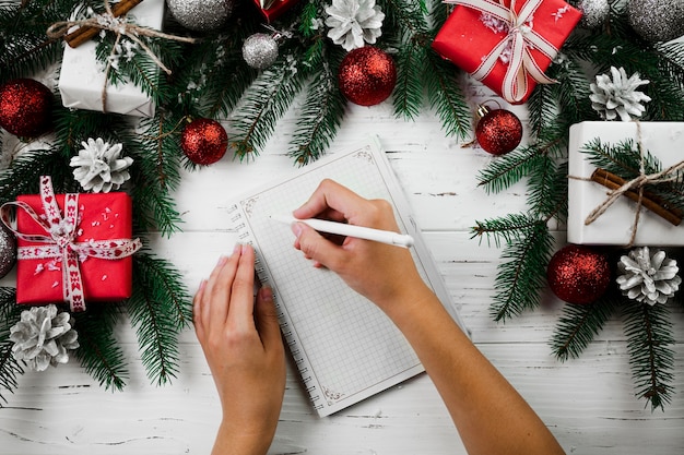 Escritura de la mujer en el papel con la pluma