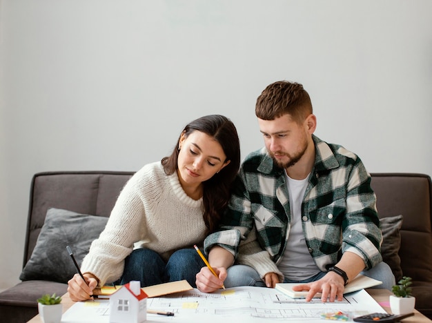 Foto gratuita escritura de pareja de tiro medio