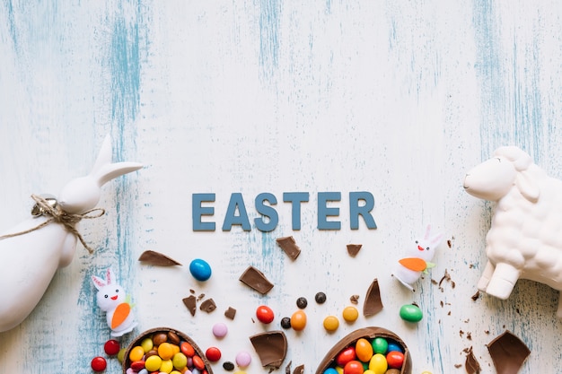 Foto gratuita escritura de pascua cerca de dulces