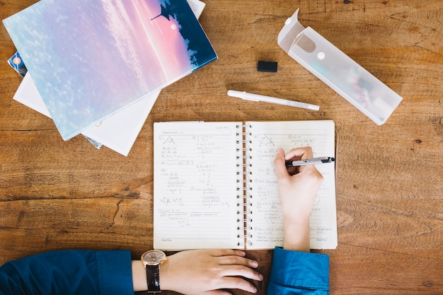 Foto gratuita escritura de la persona en el cuaderno