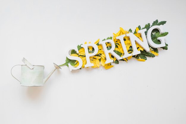 Escritura de primavera en flores cerca de regadera