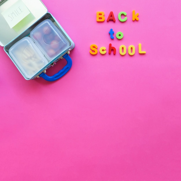 Foto gratuita escritura de regreso a la escuela cerca de la lonchera