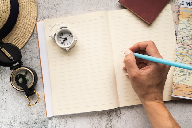 Escritura turística en una agenda en blanco.