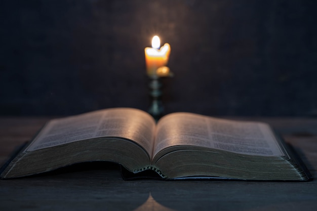 Escrituras y velas en una mesa de madera