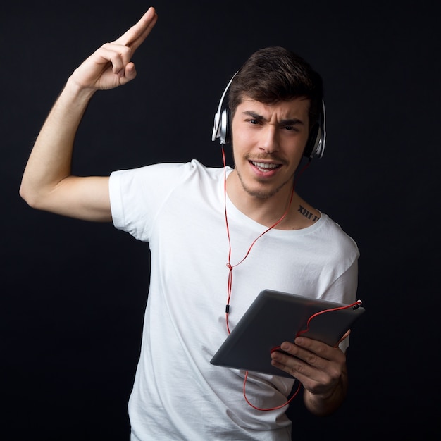 &quot;El escuchar la música del hombre con los dedos hacia arriba&quot;