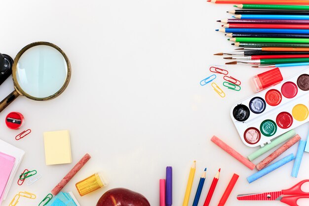 Escuela con cuadernos sobre fondo blanco.