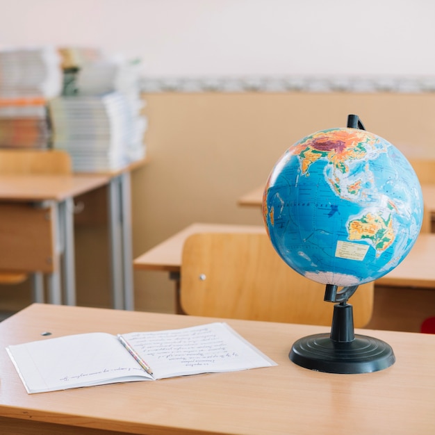 Escuela de mesa con la pluma globo portátil