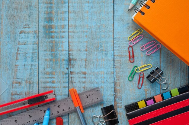 Escuela o herramientas de la oficina en la tabla de madera del vintage