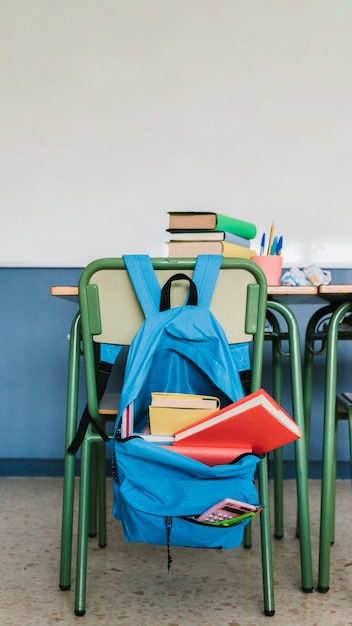 Escuela de trabajo con libros en el aula.