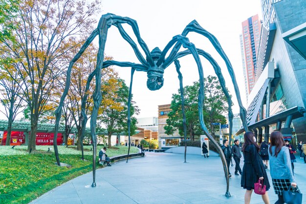 una escultura de araña de Louise Bourgeois, situado en la base de la torre de Mori edificio en las colinas de Roppongi