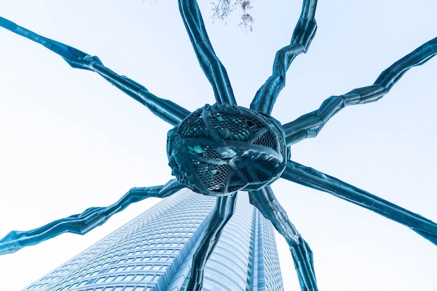 una escultura de araña de Louise Bourgeois, situado en la base de la torre de Mori edificio en las colinas de Roppongi