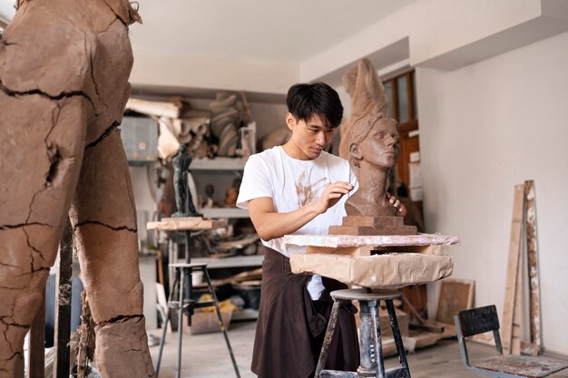 Escultura de arcilla de hombre de tiro medio