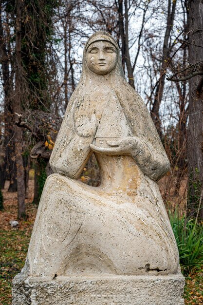 Escultura de arte nacional en un parque en Bucarest Rumania