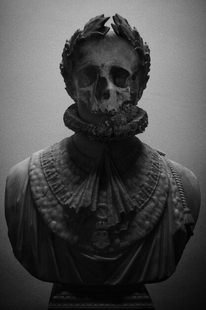 Escultura con cara de calavera en blanco y negro.