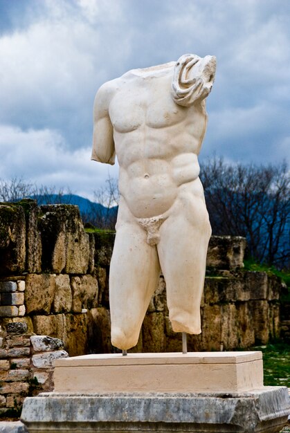 Escultura de un hombre sin brazos ni cabeza
