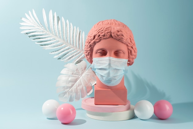 Escultura de mármol de figura histórica con máscara médica y plumas.