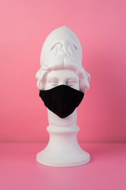 Foto gratuita escultura de mármol de figura histórica con máscara médica