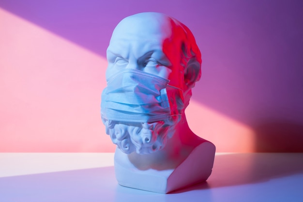 Escultura de mármol de figura histórica con máscara médica
