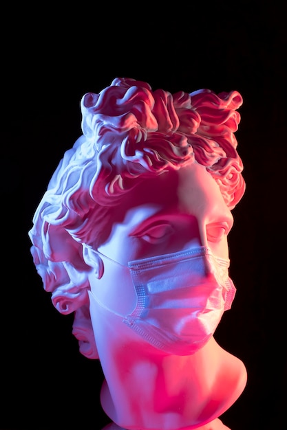Escultura de mármol de figura histórica con máscara médica