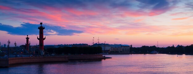 Escupe de la isla Vasilievsky en el amanecer de verano