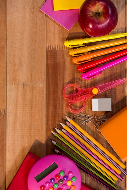 Foto gratuita esencial de la escuela en la mesa de madera