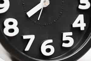 Foto gratuita esfera del reloj negro con numeros blancos