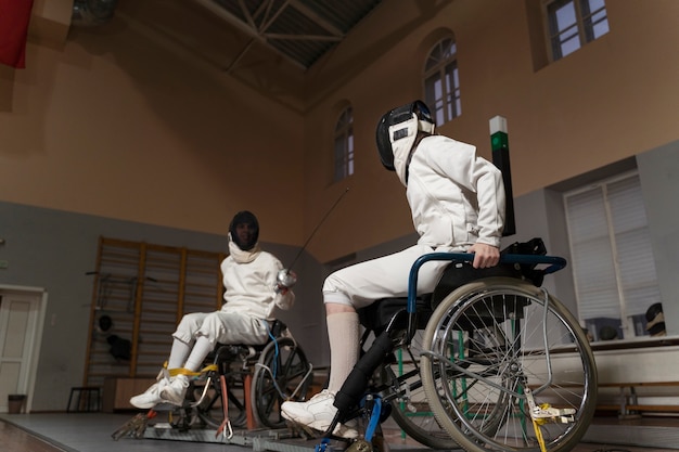 Esgrimistas discapacitados en equipos especiales que luchan desde sus sillas de ruedas.