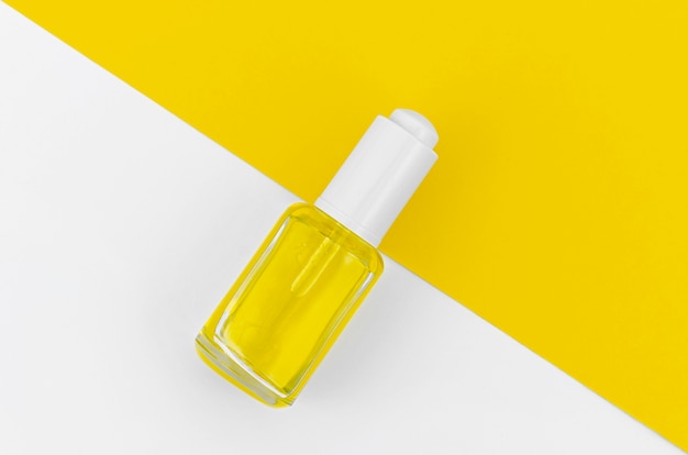 Esmalte de uñas amarillo sobre fondo blanco y amarillo