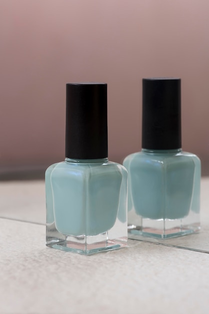 Esmalte de uñas azul y espejo