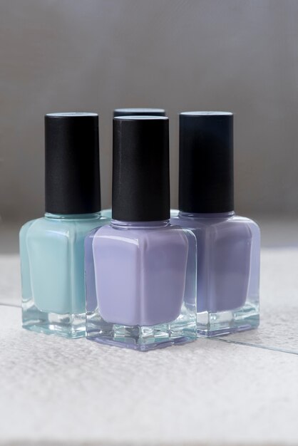 Esmalte de uñas azul y morado