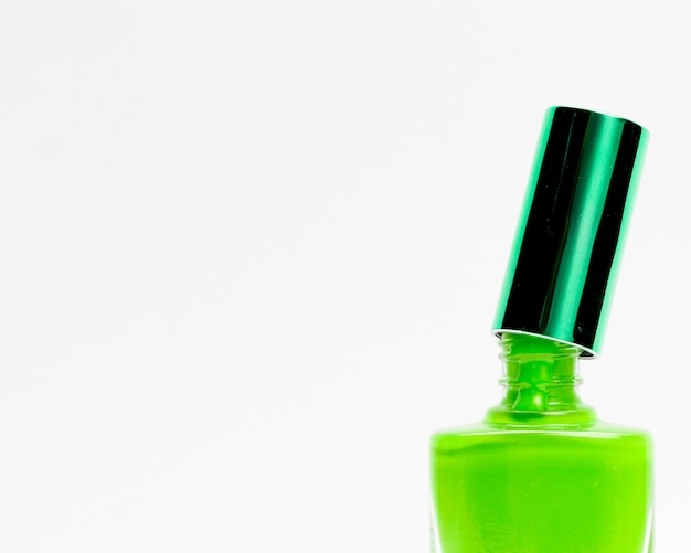 Esmalte de uñas verde aislado sobre fondo blanco