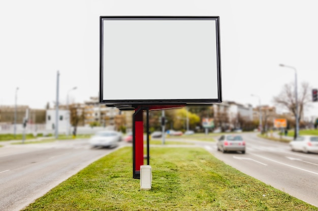 Espacio en blanco blanco para la publicidad en la intersección de la carretera