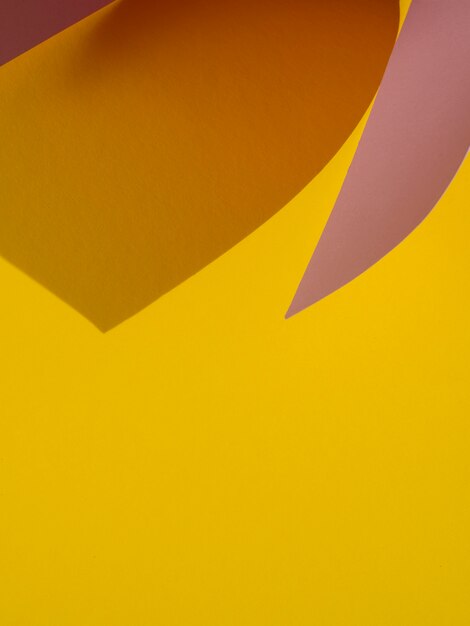 Espacio de copia amarilla de formas abstractas de papel con sombra