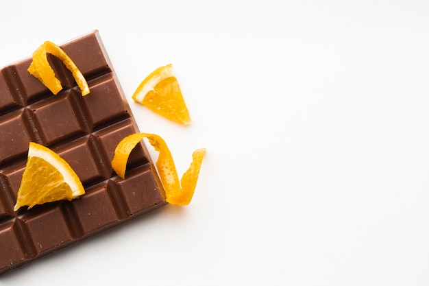 Espacio de copia de cáscaras de chocolate y naranja