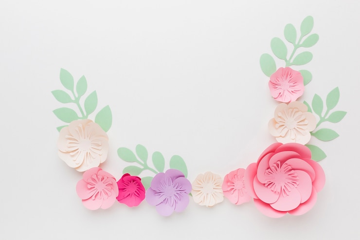 Foto gratuito espacio de copia con decoración de papel floral.