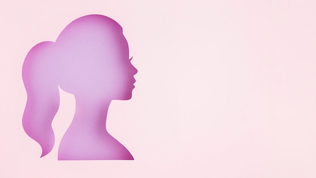 Espacio de copia de figura de papel femenino rosa lateralmente