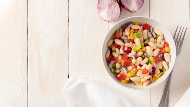 Foto gratuita espacio de copia de mezcla de ensalada de frijoles