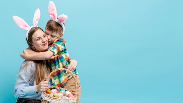 Espacio de copia niño abrazando a mamá