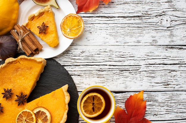 Espacio de copia de pastel de calabaza en rodajas plano laico