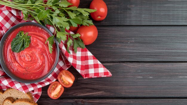 Espacio de copia de sopa de crema de tomate casera